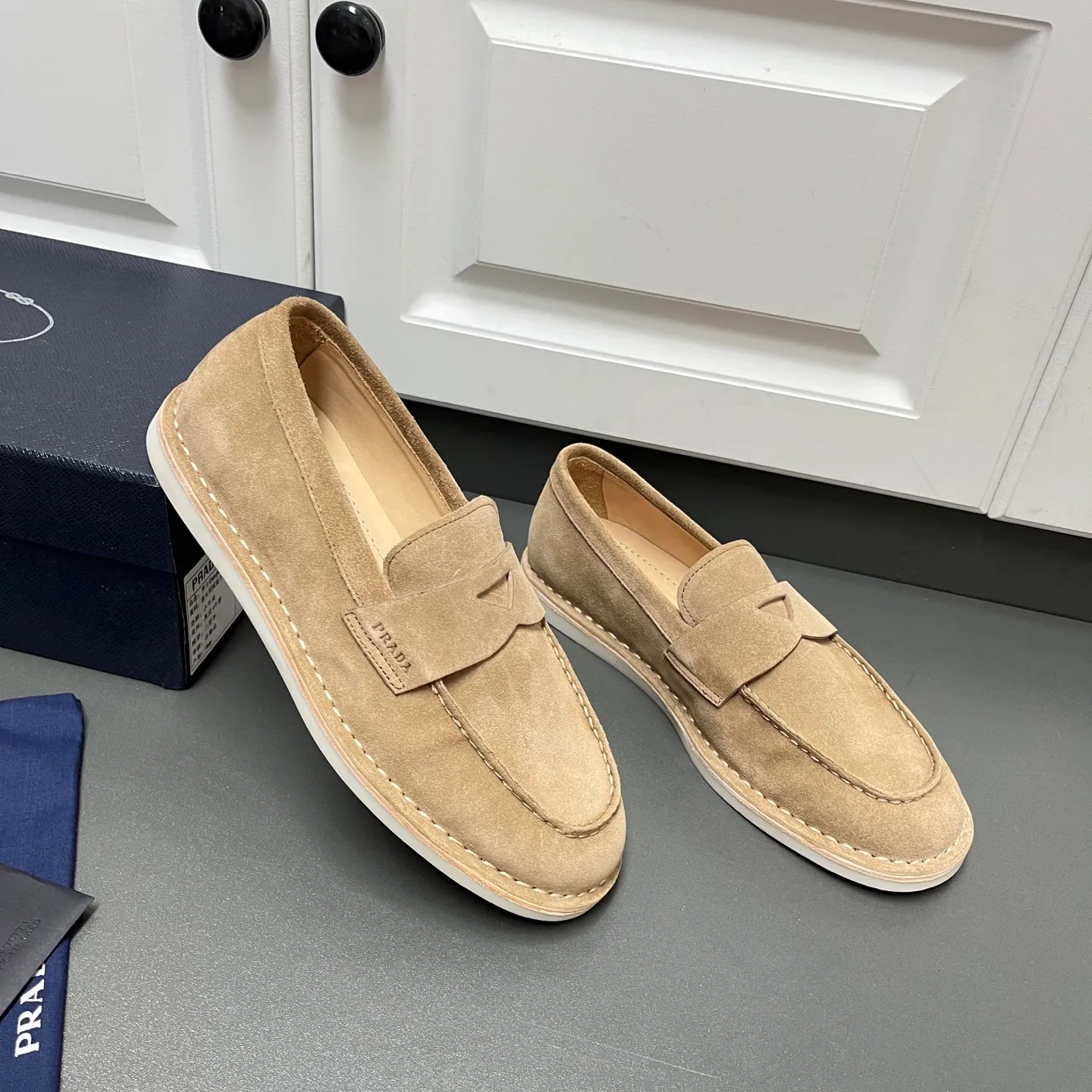 💰840 Prada men’s new suede leather loafers. Made of flocked cow second-layer leather, they combine classic design with handmade details, blending sophistication with casual comfort. Hot-stamped logo on the outside, topstitched seams on the skirt, 1.5cm white rubber sole with leather welt, dyed calfskin lining, silver-labeled cowhide feet, simple and elegant style, comes with a full set of original packaging dust bag! C leather shoe size: 39/40/41/42/43/44 Brown Welcome to order